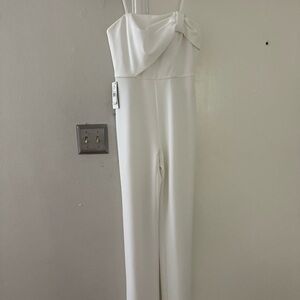 White Jumpsuit,size 0-2 ,but it’s not small,I wear size 4 and it’s fit me